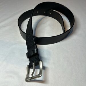 Dockers casual black leather belt w/silvery tone buckle. M. 37” end to end